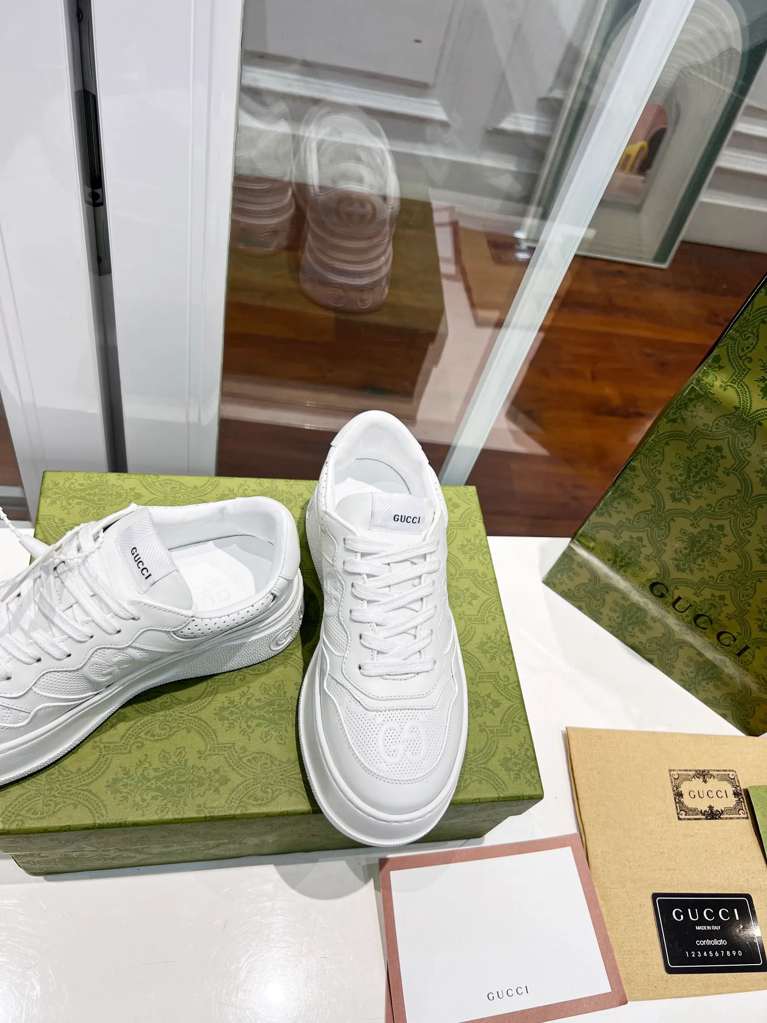 👟👟Ex-factory price 480👟👟 Women's Shoes Factory Women's Shoes Factory New Chunky B series lightweight soft thick sole sports series! G family's white shoes for couples, GUUC* counter-synchronized shoes, ancient and exotic catwalk models! The style design is light, luxurious and retro...thick sole increases height...similar to an upgraded version of classic white shoes! Original customized cowhide fabric (classic old floral fabric, perforation, embossing process), cowhide lining, original foam lightweight outsole, GG Logo on the heel, 4cm thick sole, classic Gucci webbing... Women's 35-40/Men's 39-44 (full size) Women's 41, Men's 45 are custom-made and non-returnable